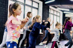 танцевать весело